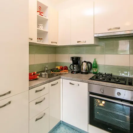 Apartment Lovely In With Kitchen Pula