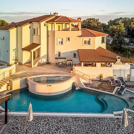 Apartment Lovely In With Kitchen Pula